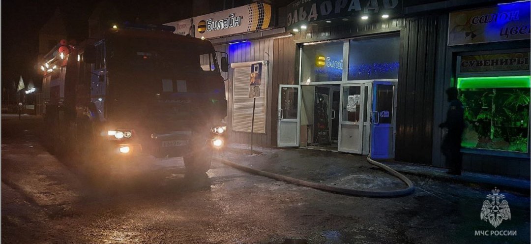 Сотрудники государственного пожарного надзора МЧС России устанавливают причину ночного пожара в торговом центре
