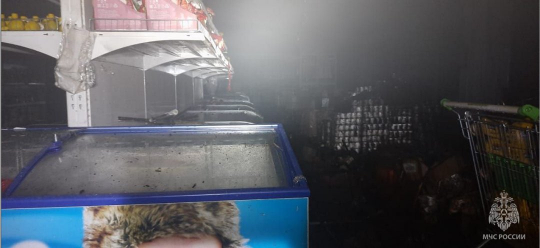 Сотрудники государственного пожарного надзора МЧС России устанавливают причину ночного пожара в торговом центре