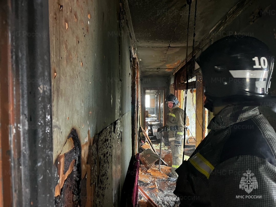 В Зее огнеборцы МЧС России ликвидировали пожар в двухэтажном неэксплуатируемом строении
